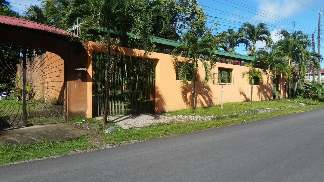 Bed and Breakfast Embassy House à Puerto Jiménez Extérieur photo