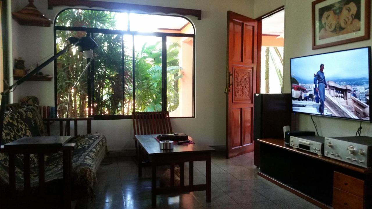 Bed and Breakfast Embassy House à Puerto Jiménez Extérieur photo